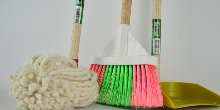 Você sabia que a vassoura pode espalhar sujeira e disseminar vírus e bactérias em casa?