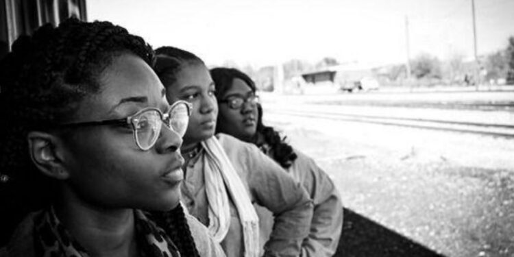 Programa seleciona mães da periferia para aprenderem profissões digitais