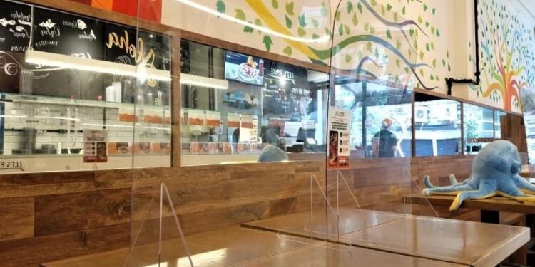 LET’S POKE com unidade na Vila Olímpia instala placas de acrílicos nas mesas