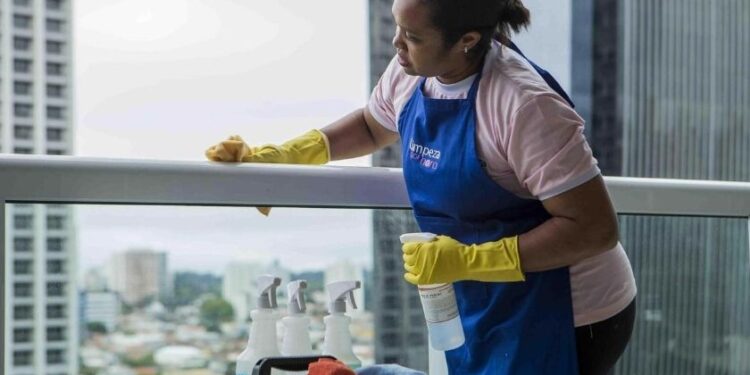 Aprenda como utilizar produtos de limpeza da maneira correta