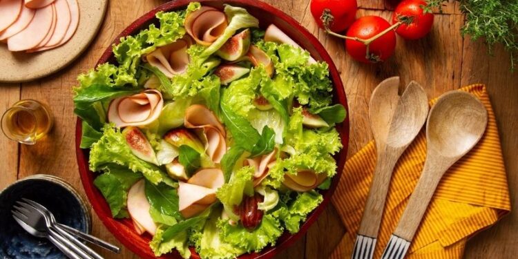 Primavera: dicas para preparar uma salada nutritiva com a cara da estação
