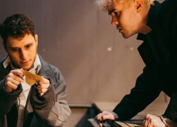 O Estranho Atrás Da Porta estréia em formato digital