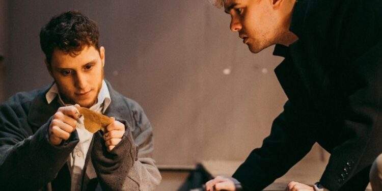 O Estranho Atrás Da Porta estréia em formato digital