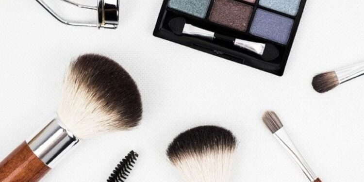 Verão: maquiagem colorida é tendência na nova estação